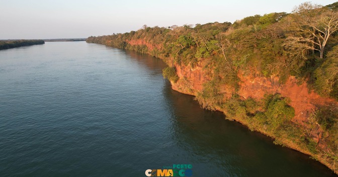 Localizado no município de Icaraíma e situado no Parque Nacional de Ilha Grande, às margens do rio Paraná, o Paredão das Araras é uma imponente formação geológica rochosa que serve de refúgio para as mais diversas espécies que passam pelo parque.